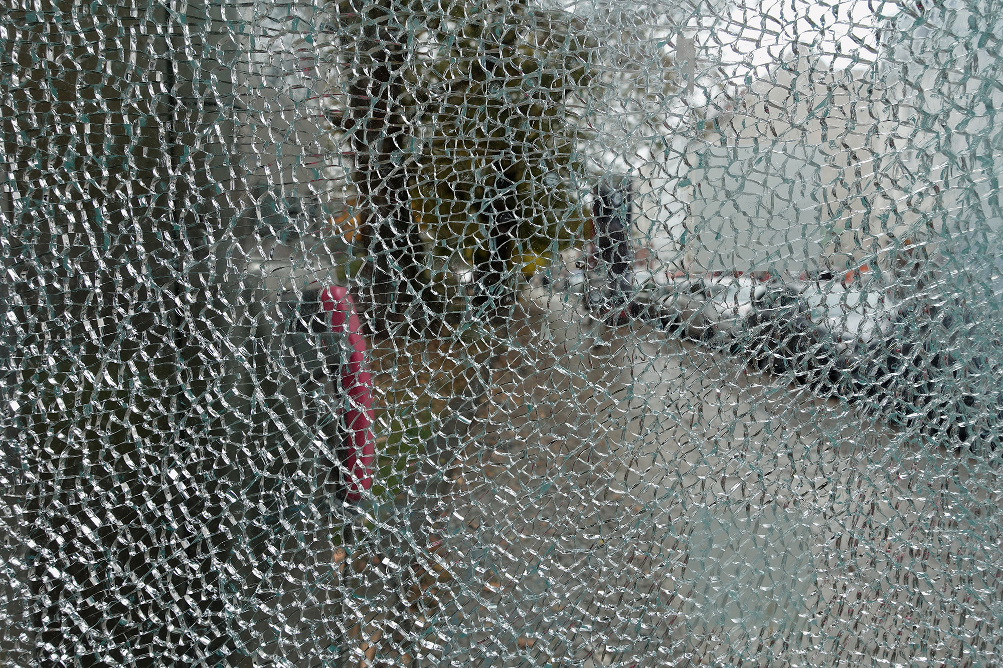 Christoph Radke, Berlin, Alte Schönhauser Straße, zerbrochenes Glas einer Telefonzelle, 2015